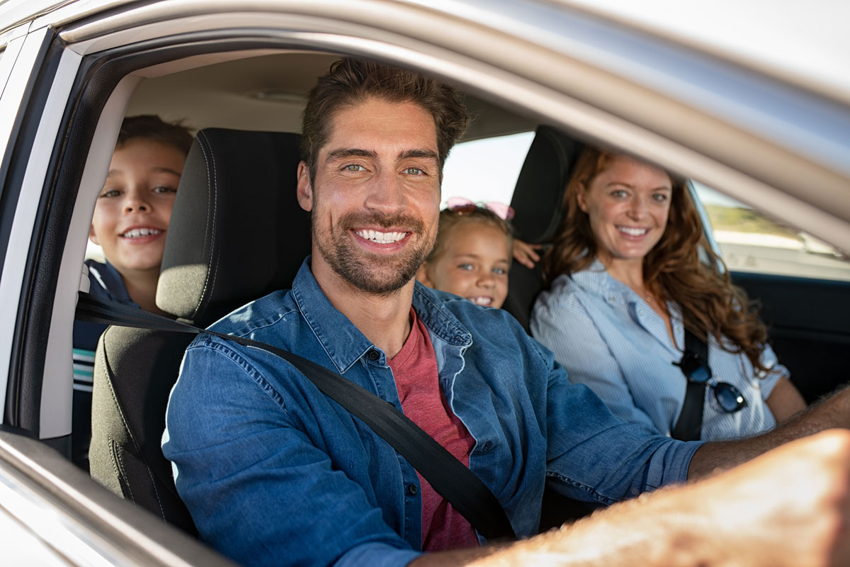 Mit der Familie im Auto unterwegs