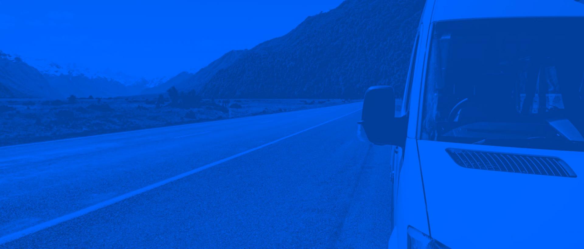 Transporter auf einer Straße durch die Berge